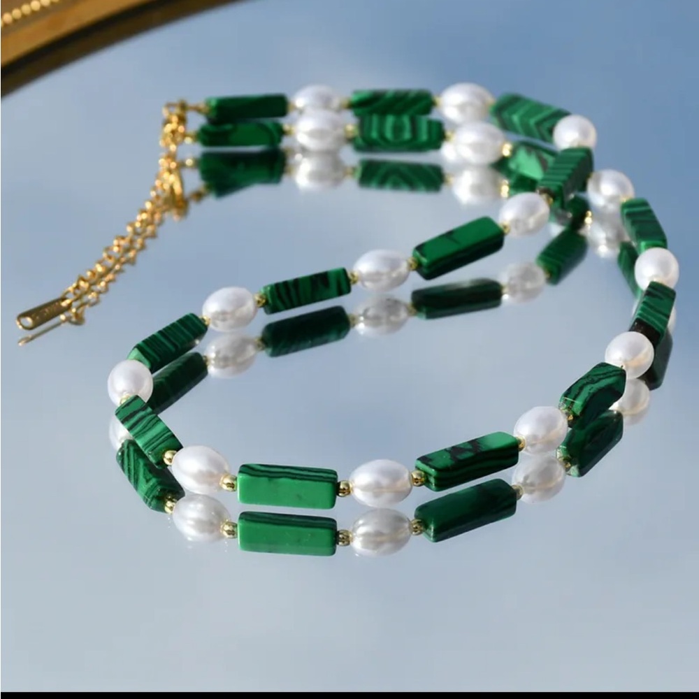 Necklace green and white